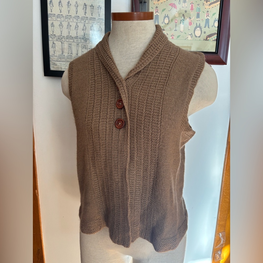 VINTAGE: Cottage-core Cropped Knit Vest with Wood Buttons *SZ. S (BEIGE)